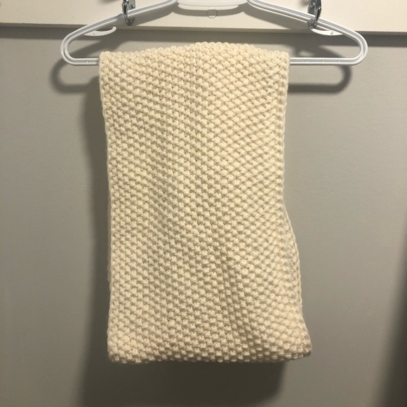 2 Beautiful Scarves : Open to OFFERS. - Picture 2 of 4